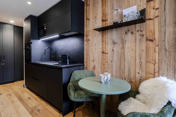 Réfrigérateur, micro-ondes, four, lave-vaisselle