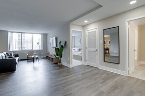 Apartamento | Zona de estar | Smart TV de 50 pulgadas con canales por cable