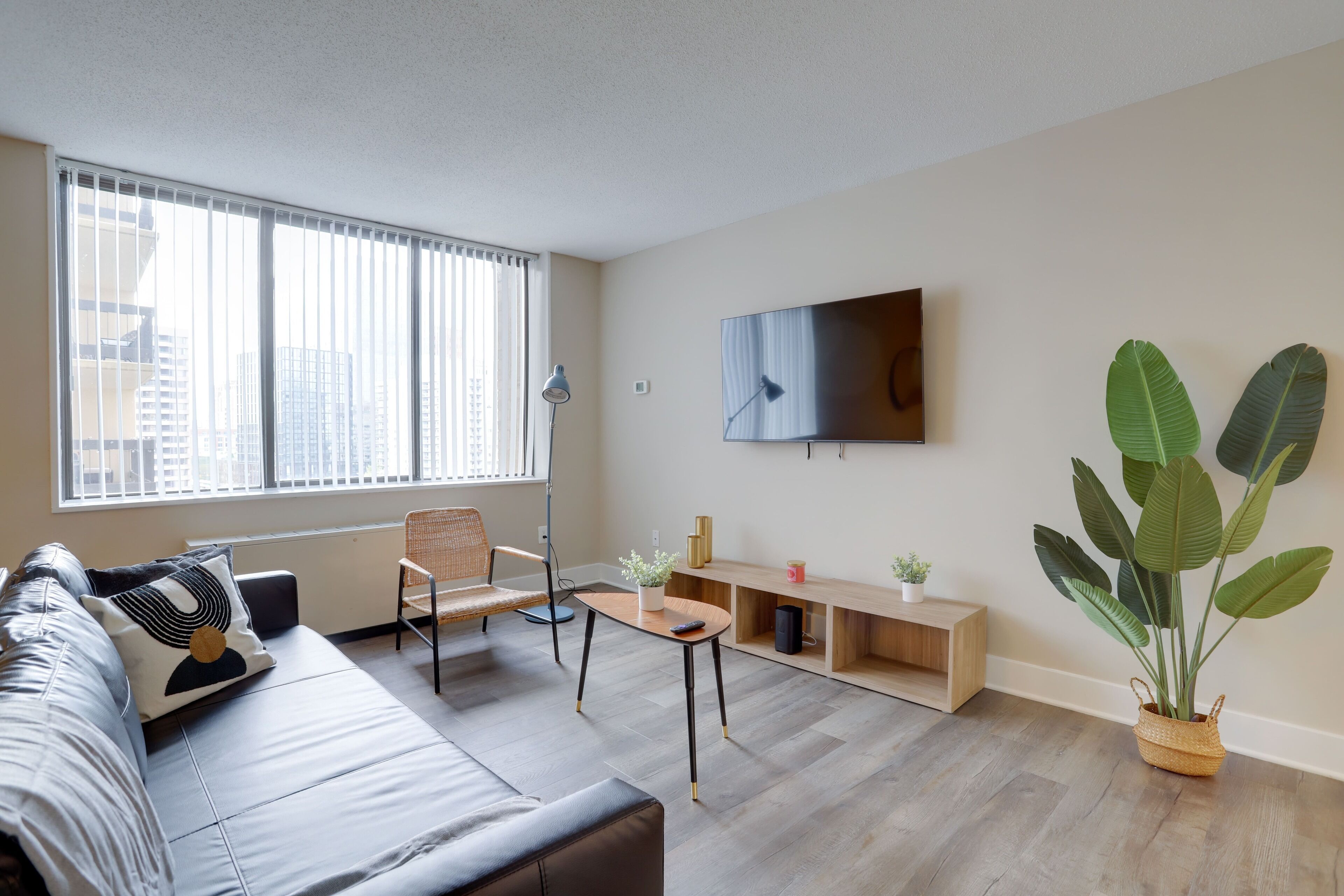 Apartment | Living area | 50-inch Smart TV with cable channels