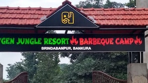 Un panneau indiquant le « Oxygen Jungle Resort Barbeque Camp », avec un symbole désignant un accès adapté aux personnes handicapées.