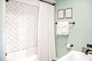 Shower, hair dryer, towels, shampoo - Petite Paradise: Tiny Home Vibes! Great Location! (Dayton)