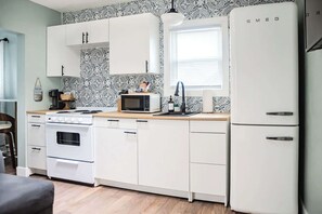 Réfrigérateur, four à micro-ondes, un four, surface de cuisson