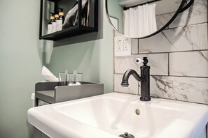 Sèche-cheveux, serviettes fournies, savon, shampoing