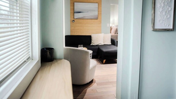 Ein modernes Wohnzimmer mit einer Couch, einem Couchtisch und einem Wandbild.