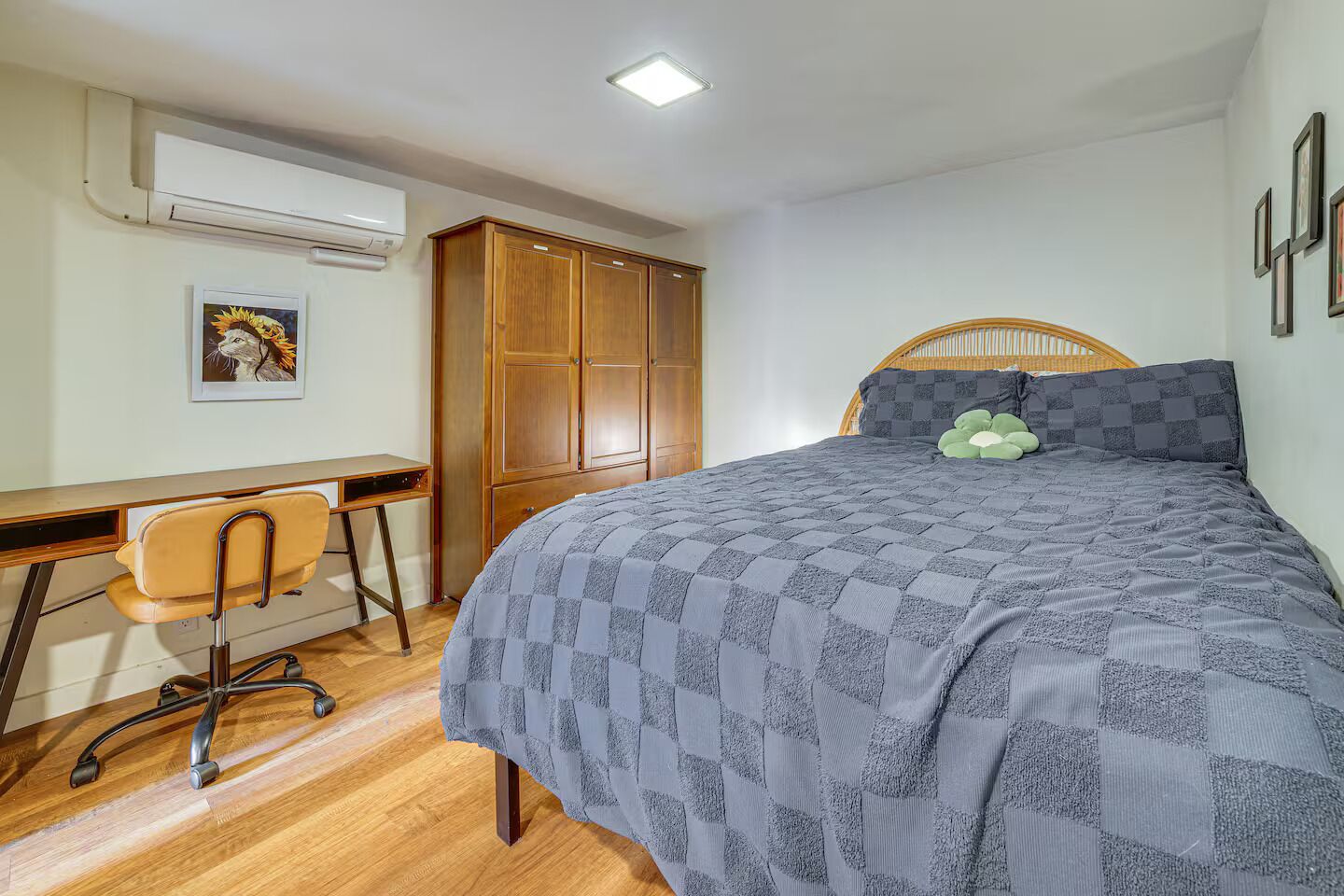 2 bedrooms, desk, iron/ironing board, WiFi