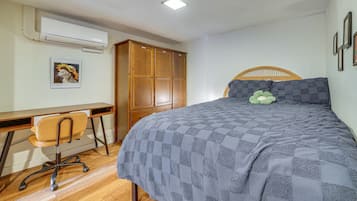 2 bedrooms, desk, iron/ironing board, WiFi
