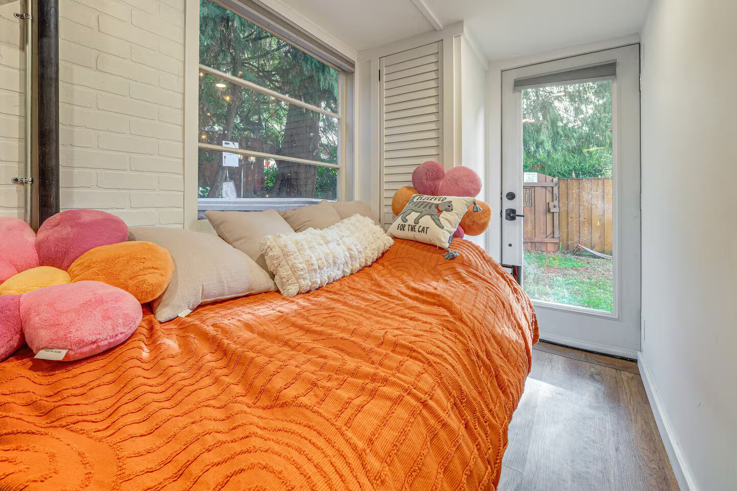 2 bedrooms, desk, iron/ironing board, WiFi