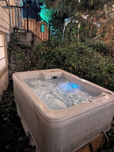 Charming 1-bedroom unit in tranquil Burien with WiFi, AC, private yard