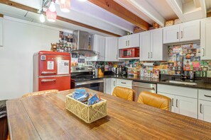 Fridge, microwave, oven, stovetop - Charming 1-bedroom unit in tranquil Burien with WiFi, AC, private yard (Burien)