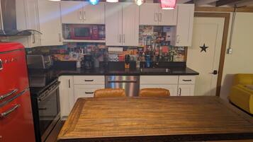 Kylskåp, mikrovågsugn, ugn och spishäll