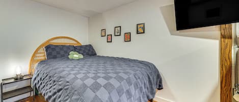 2 bedrooms, desk, iron/ironing board, WiFi