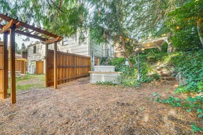 Property grounds - Charming 1-bedroom unit in tranquil Burien with WiFi, AC, private yard (Burien)
