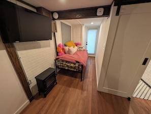 1 habitación, escritorio, tabla de planchar con plancha y wifi