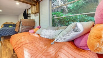 1 slaapkamer, een bureau, een strijkplank/strijkijzer, wifi