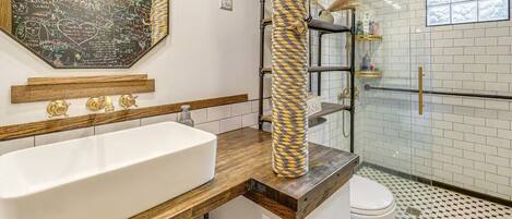 Secadora de cabello, bidet, toallas, jabón