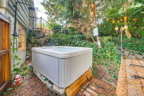 Charming 1-bedroom unit in tranquil Burien with WiFi, AC, private yard