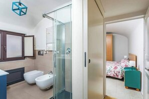 Secadora de cabello, toallas, jabón, papel de baño 