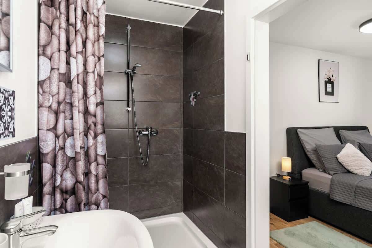 Dusche, Haartrockner, Shampoo