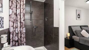 Dusche, Haartrockner, Shampoo