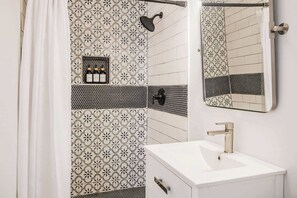 Dusche, Haartrockner, Handtücher, Shampoo
