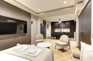 2 habitaciones, tabla de planchar con plancha y ropa de cama 