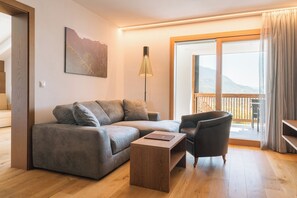 TV, table football, ping pong - Apartment with large south-facing terrace, incl. garage parking space (Dorf Tirol)