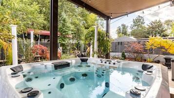 Tina de hidromasaje al aire libre