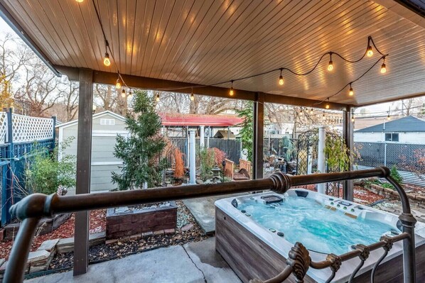 Outdoor spa tub