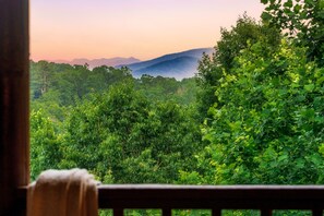 Interior - 5* Log Cabin~Fireplace~FireTable~Hot Tub~PS5~Bears (Gatlinburg)