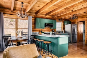 Fridge, microwave, oven, stovetop - 5* Log Cabin~Fireplace~FireTable~Hot Tub~PS5~Bears (Gatlinburg)
