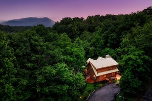 Exterior - 5* Log Cabin~Fireplace~FireTable~Hot Tub~PS5~Bears (Gatlinburg)