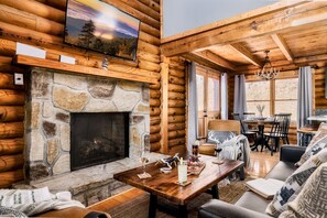 Smart TV, fireplace, video games, ping pong - 5* Log Cabin~Fireplace~FireTable~Hot Tub~PS5~Bears (Gatlinburg)