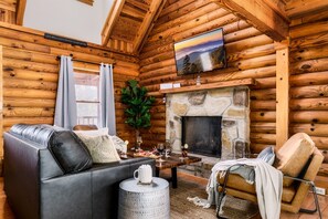 Smart TV, fireplace, video games, ping pong - 5* Log Cabin~Fireplace~FireTable~Hot Tub~PS5~Bears (Gatlinburg)