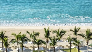 Rannalla, aurinkotuoleja, rantapyyhkeitä