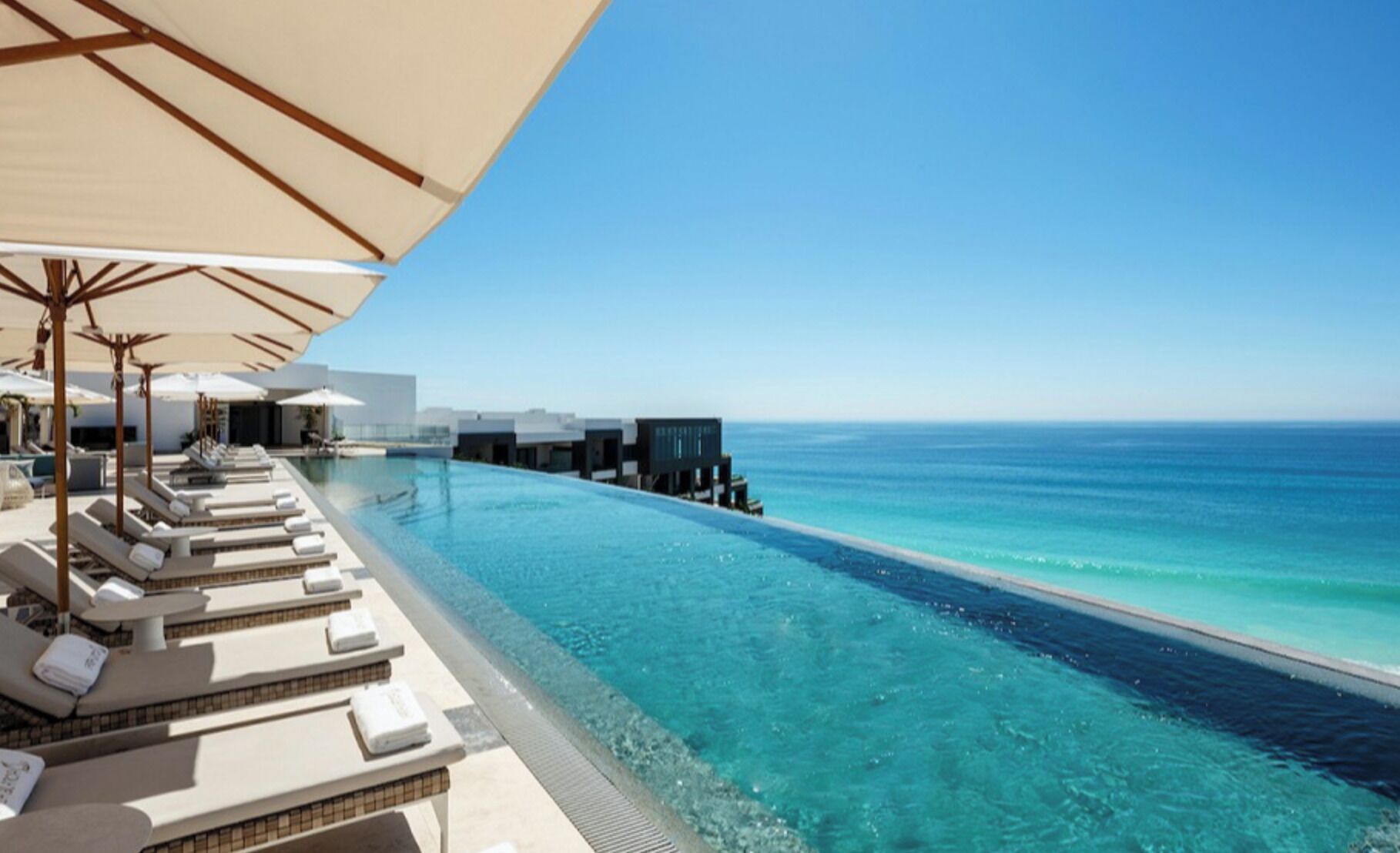 Una piscina al aire libre, una piscina climatizada