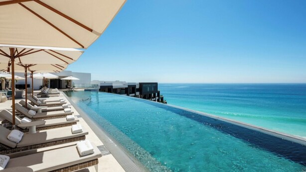 Una piscina al aire libre, una piscina climatizada