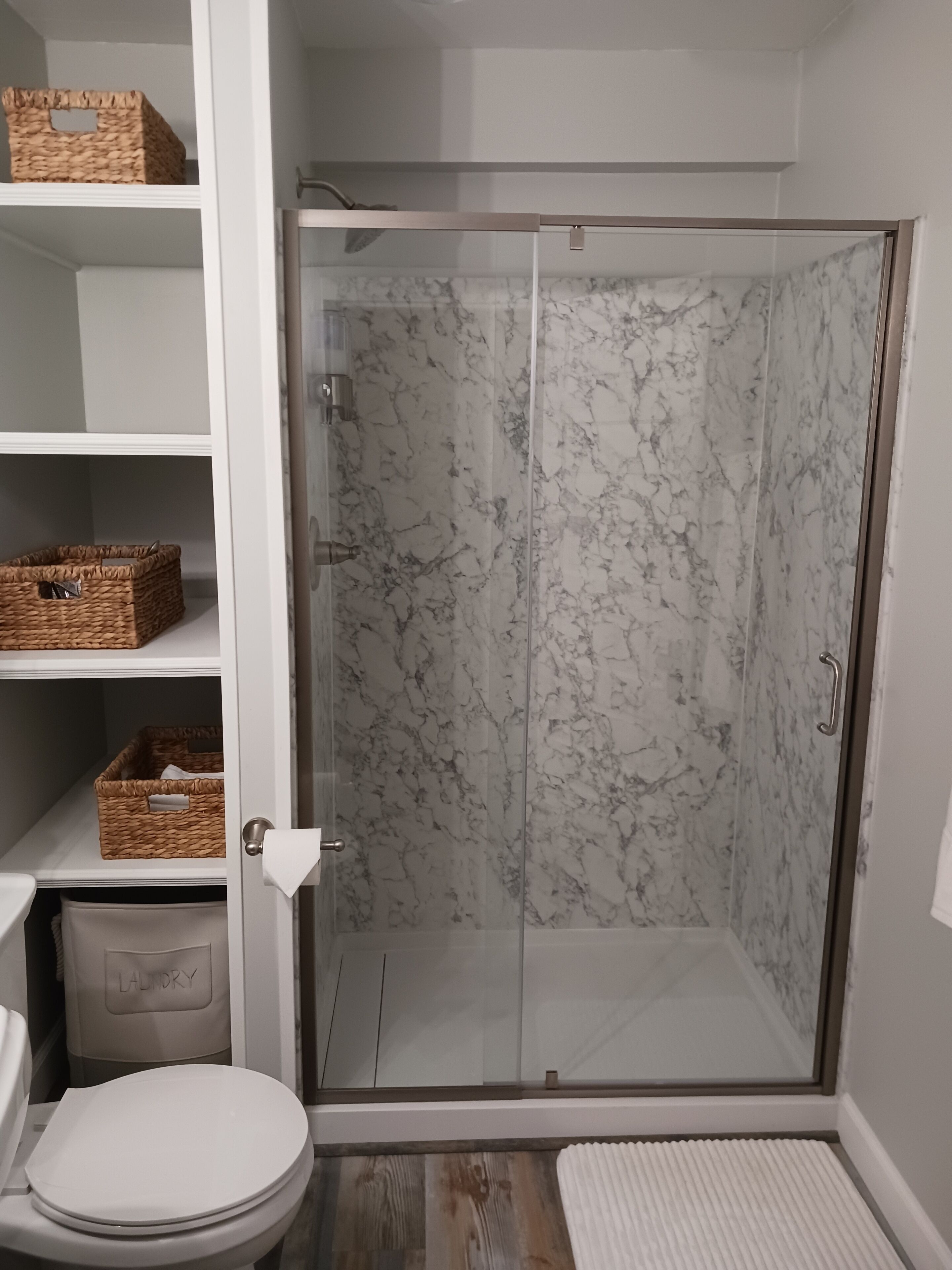 Douche, sèche-cheveux, serviettes fournies, savon