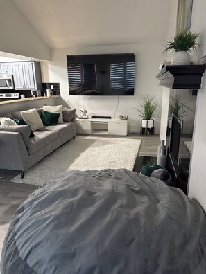 Smart TV, fireplace - Modern 2BR,2BA Retreat near AT&T Stadium, Six Flags & Epic Waters, globe  (Arlington)