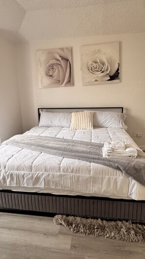 2 bedrooms, desk, iron/ironing board, WiFi