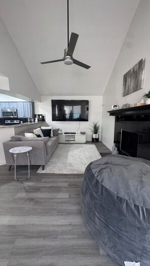 Smart TV, fireplace