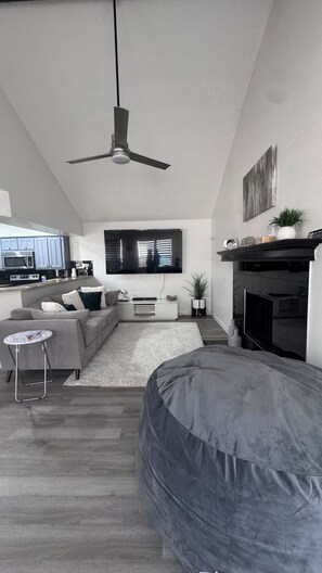 Smart TV, fireplace - Modern 2BR,2BA Retreat near AT&T Stadium, Six Flags & Epic Waters, globe  (Arlington)