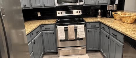 Kjøleskap, mikrobølgeovn, ovn og kokeplater