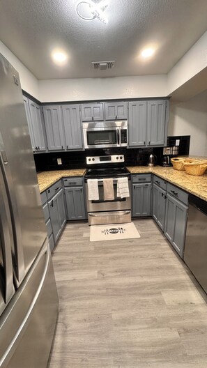Fridge, microwave, oven, stovetop - Modern 2BR,2BA Retreat near AT&T Stadium, Six Flags & Epic Waters, globe  (Arlington)