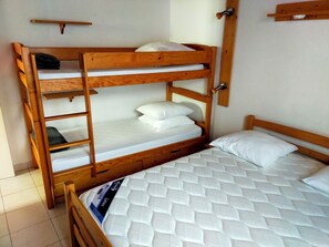 1 bedroom - For nature lovers: mountain biking, hiking, swimming in the village of Estoher (Estoher)