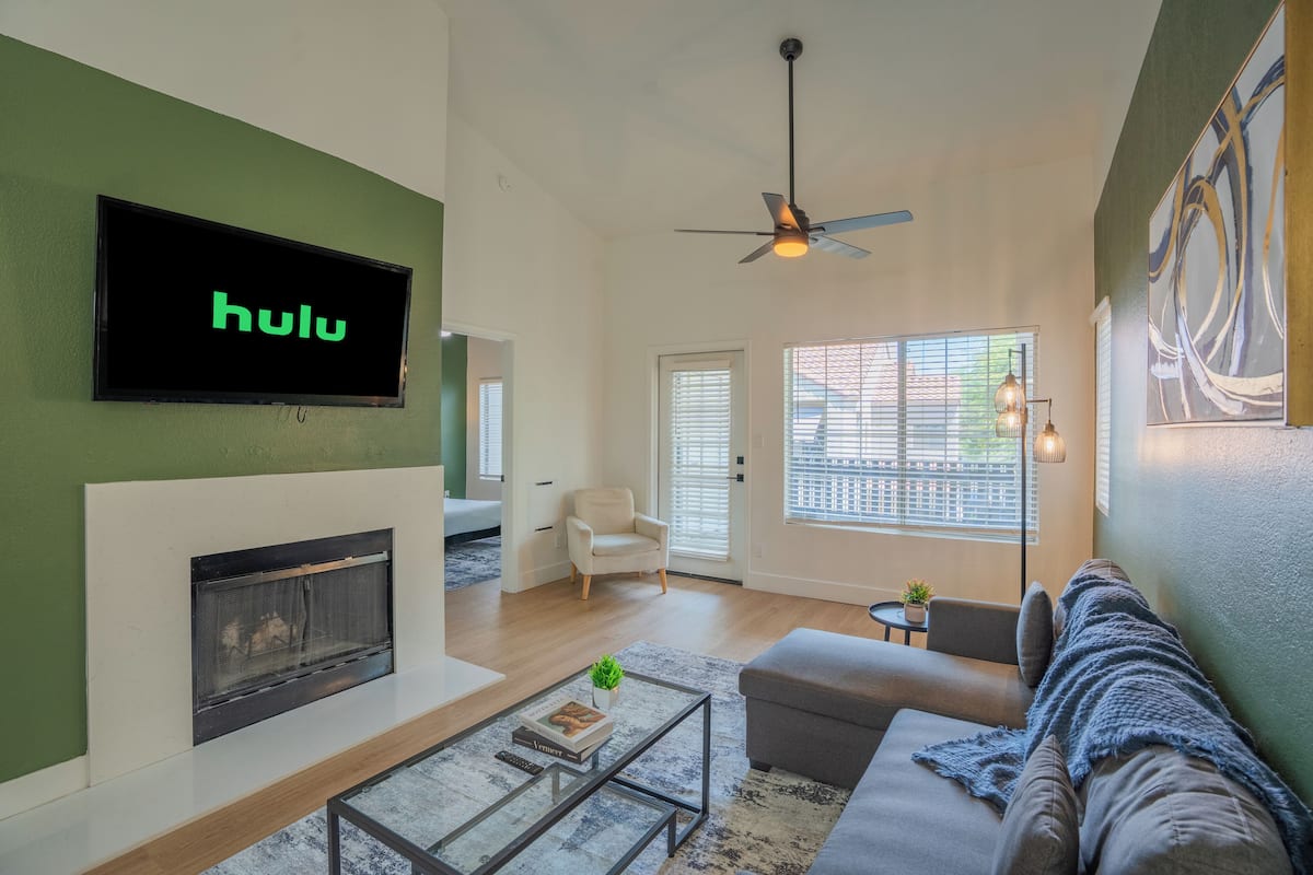 Departamento económico, 2 habitaciones, para no fumadores, cocina | Área de sala de estar | Smart TV de 58 pulgadas con canales digitales