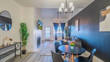 Grand Apartment, 2 Bedrooms, Non Smoking | Dining room