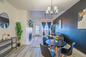 Grand Apartment, 2 Bedrooms, Non Smoking | Dining room