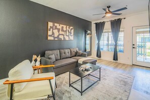 Leilighet – superior, 2 soverom, ikke-røyk | Oppholdsområde | En 58-tommers smart-TV med digitale kanaler