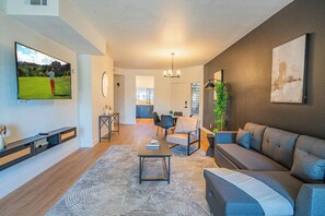 Leilighet – exclusive, 2 soverom, ikke-røyk | Oppholdsområde | En 58-tommers smart-TV med digitale kanaler