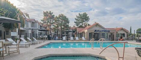 Una piscina al aire libre